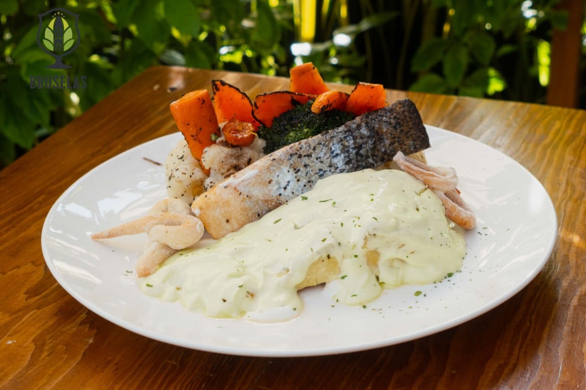 Salmón en Salsa Griega de Queso